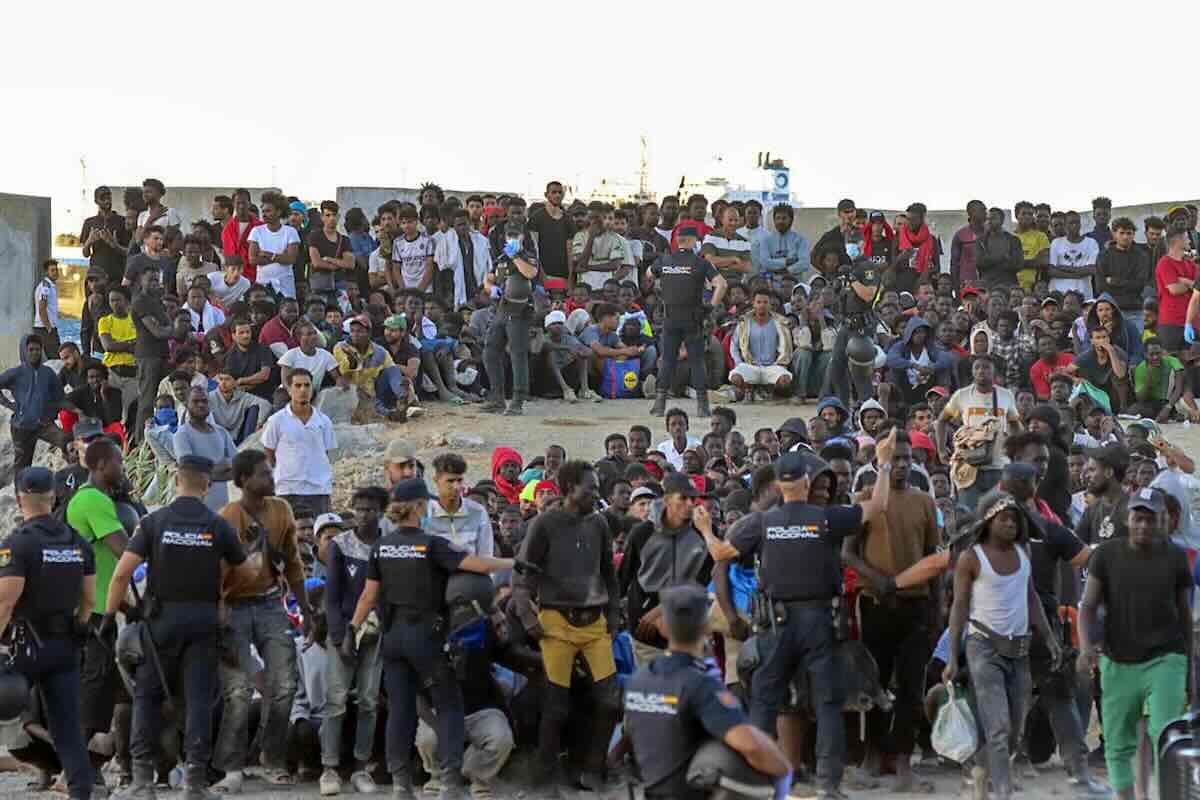 Il traffico clandestino da Ceuta alla Spagna: il rischio per i migranti e il contenzioso tra Italia e Madrid