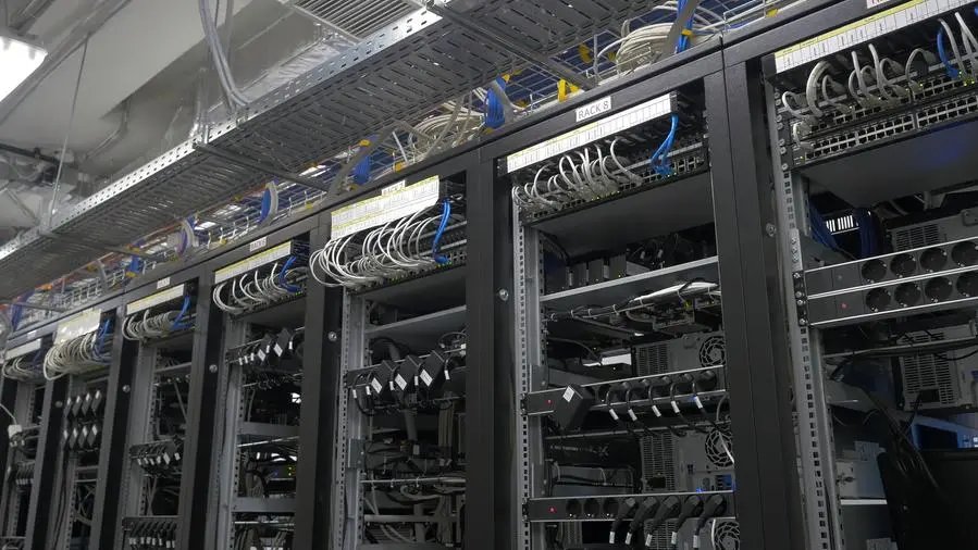 La corsa ai data center alimenta un dibattito globale su impatto e controllo