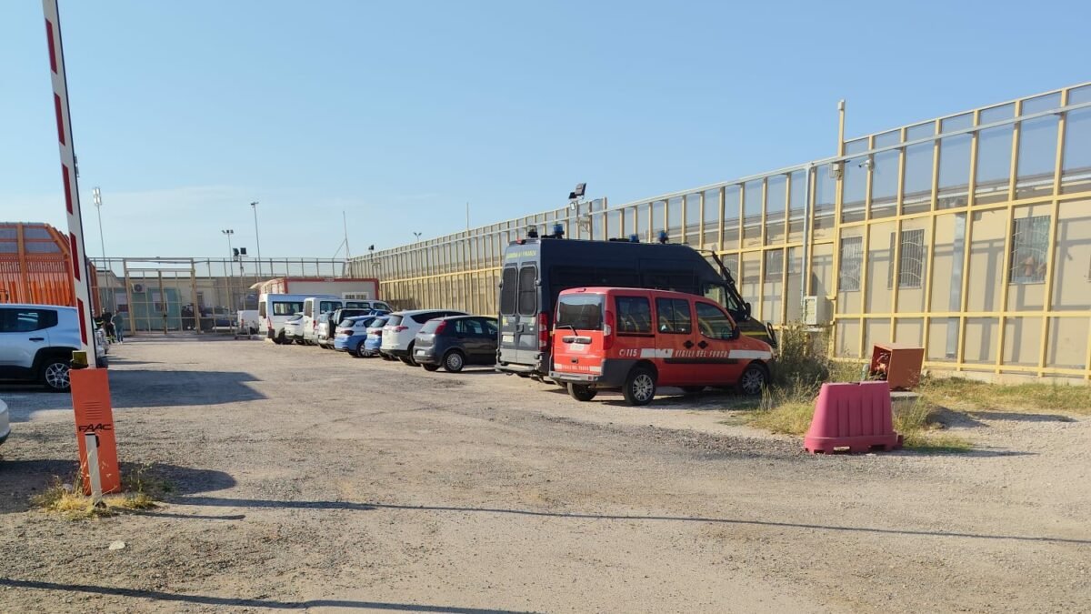 Disordini e arresti dopo la morte di un tunisino in un Cpr a Potenza, a Milano un trattenuto ingerì detersivo