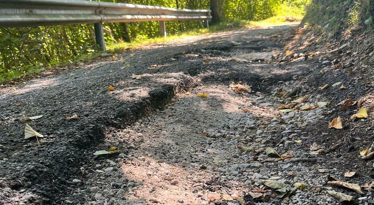 Strada dissestata a Borgata Vial, residenti: «Non arriva neanche l’ambulanza»