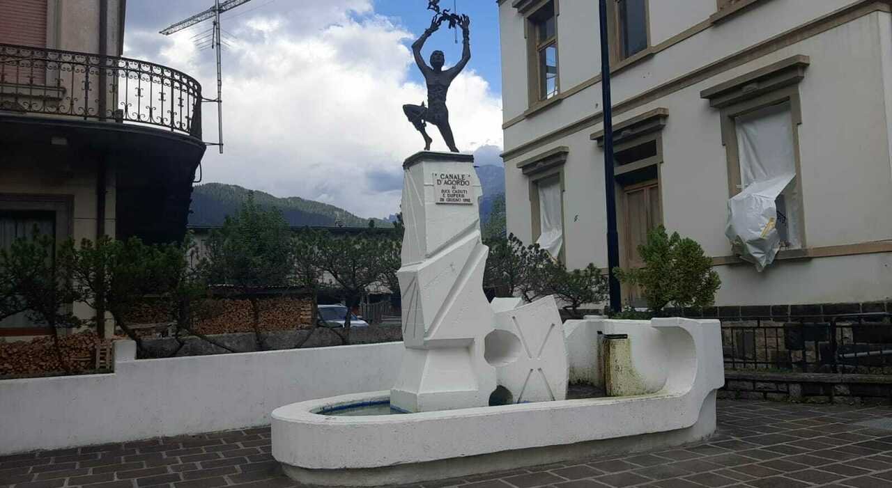 Fontana dei Caduti oltraggiata, residenti indignati per uso improprio come lavatoio