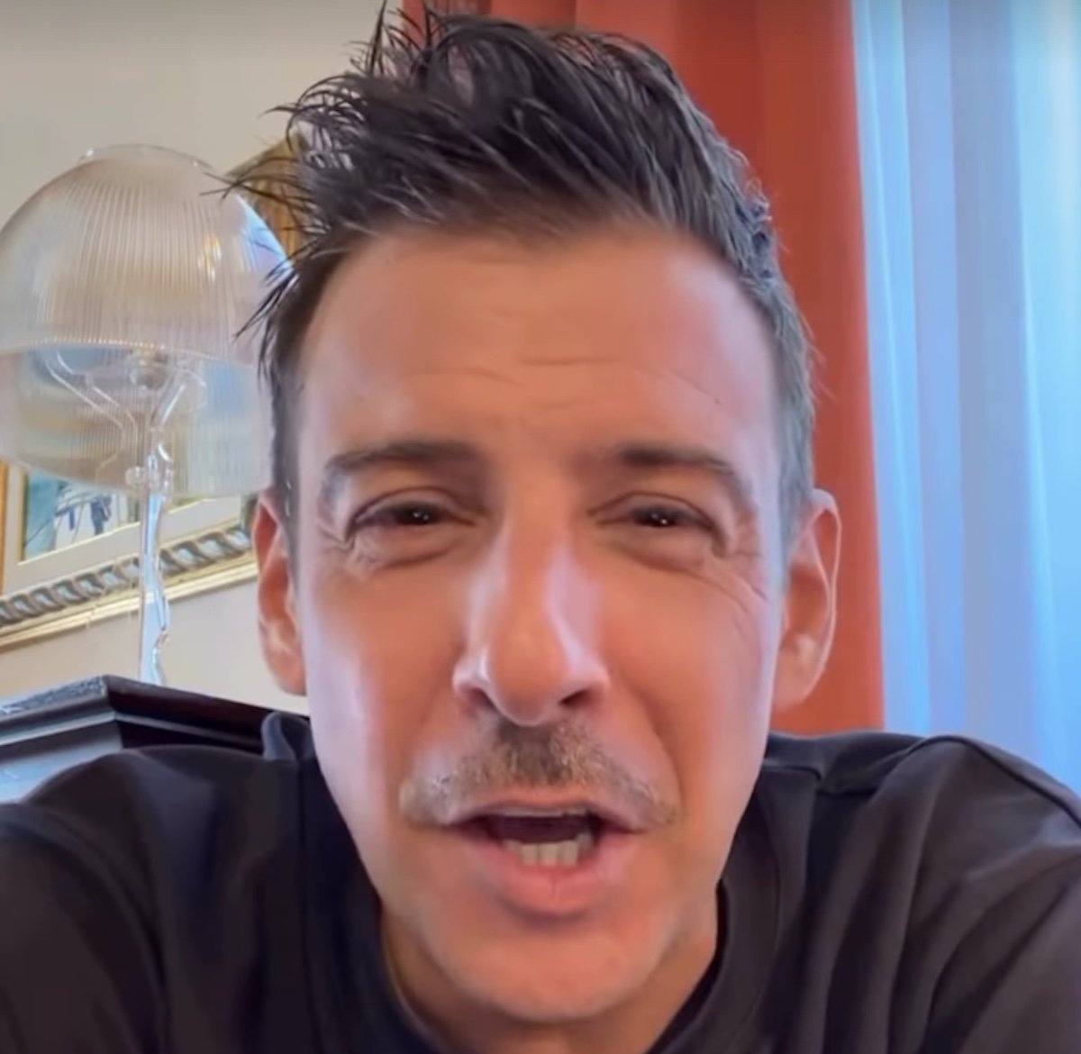 Francesco Gabbani interrompe concerto a Letojanni dopo malore, si riprende e annuncia recupero
