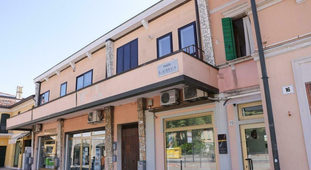 Borseggiatori occupano palazzo in centro, proprietari denunciano abuso e rifiuti