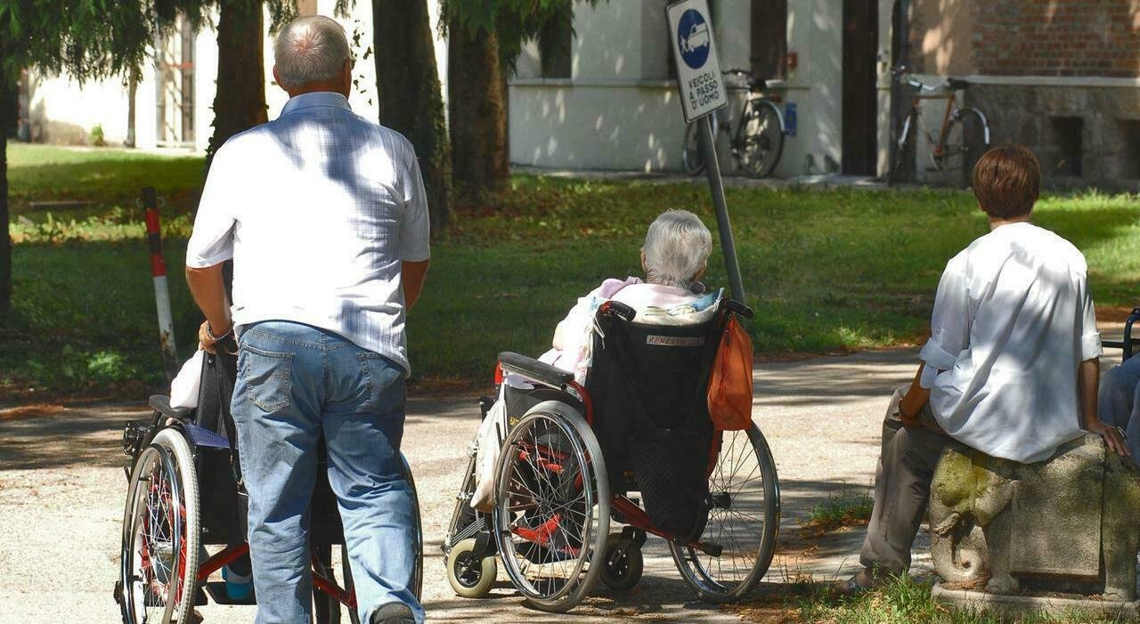 Operatori di casa di riposo sospesi, respingono accuse di maltrattamenti: «Non abbiamo mai abbandonato gli ospiti»