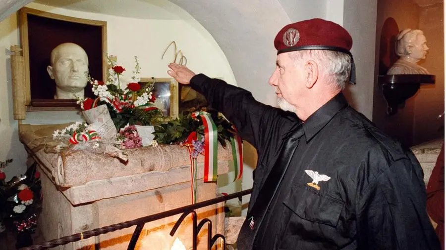 La legge dimenticata sui gadget del fascismo