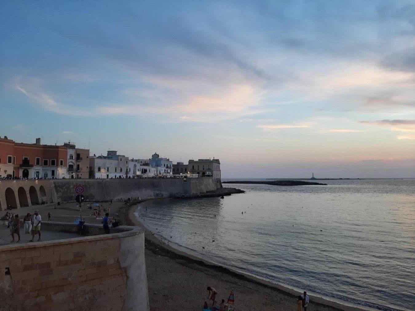 Gallipoli, operazione contro le case pollaio: sgomberati garage usati come appartamenti