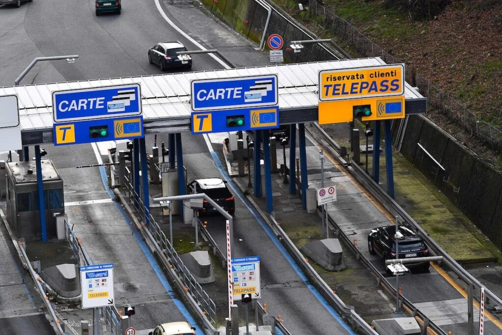 Free Flow in autostrada: addio a sbarre e caselli, ecco come funziona e i rischi
