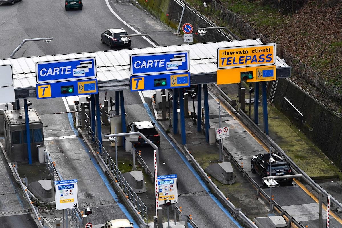 Free Flow in autostrada: addio a sbarre e caselli, ecco come funziona e i rischi