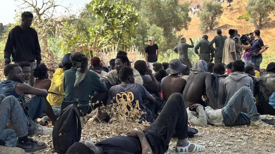 Ceuta, la situazione resta critica: 5.800 migranti assistiti, 500 ancora nei boschi