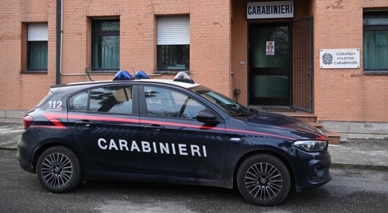 Aggressione con coltello davanti ai figli: l’uomo con braccialetto elettronico colpisce ex compagno della moglie