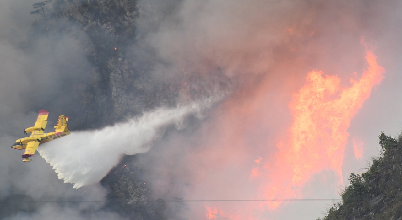 Incendio in Carnia, la comunità si mobilita per salvaguardare il paese