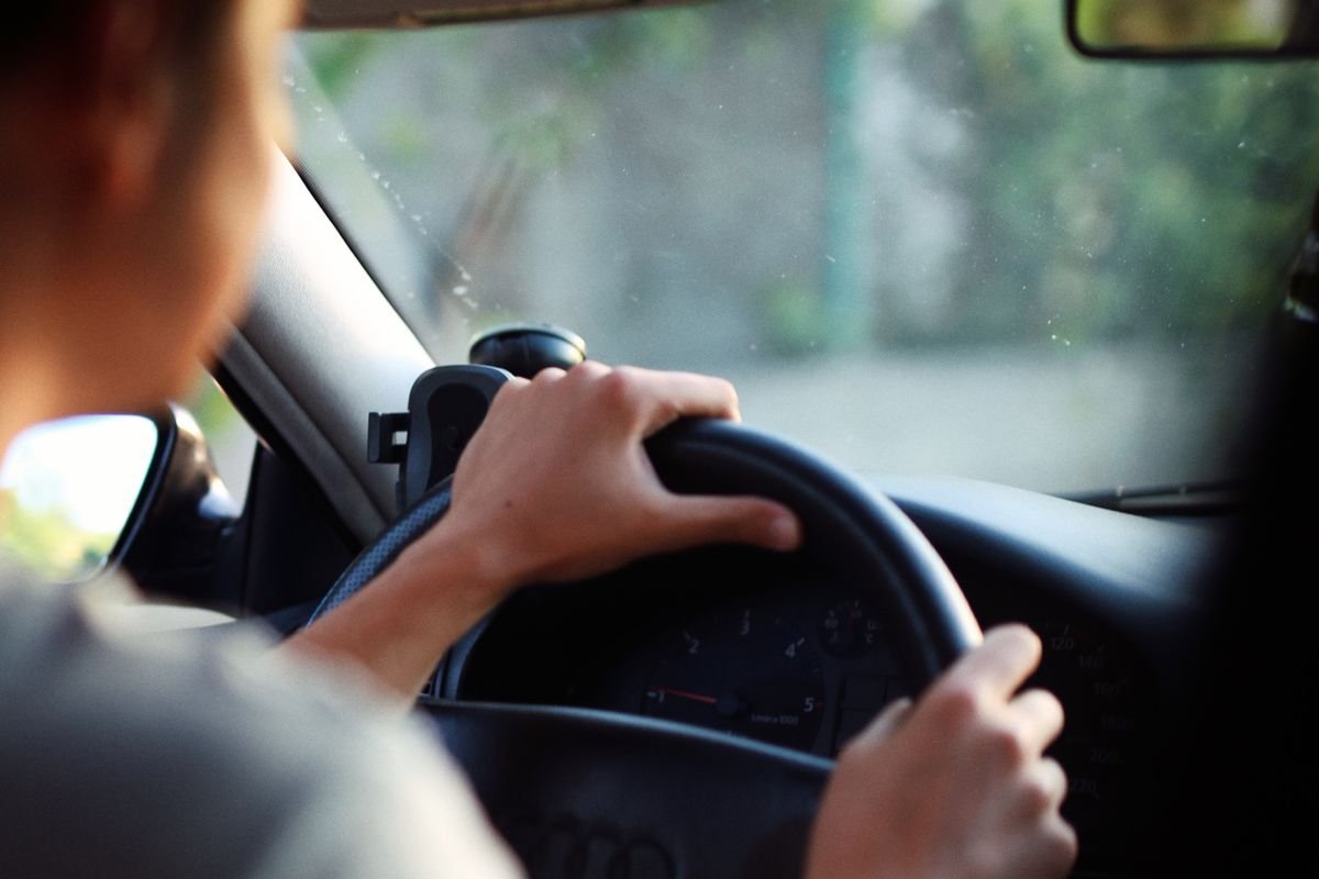 La patente non è più un rito dei 18 anni: sempre meno giovani la prendono subito