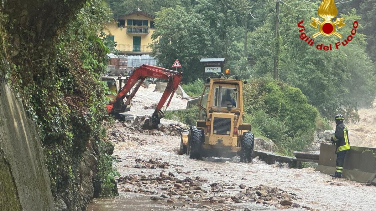 Maltempo in Italia: 6 mila utenze senza corrente, 350 evacuati e frane in Toscana e Lombardia
