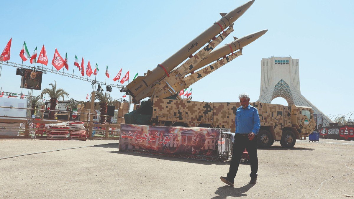Iran raddoppia produzione armi, pronta a guerra prolungata. Trump: Hormuz territorio USA, non permetteremo nucleare