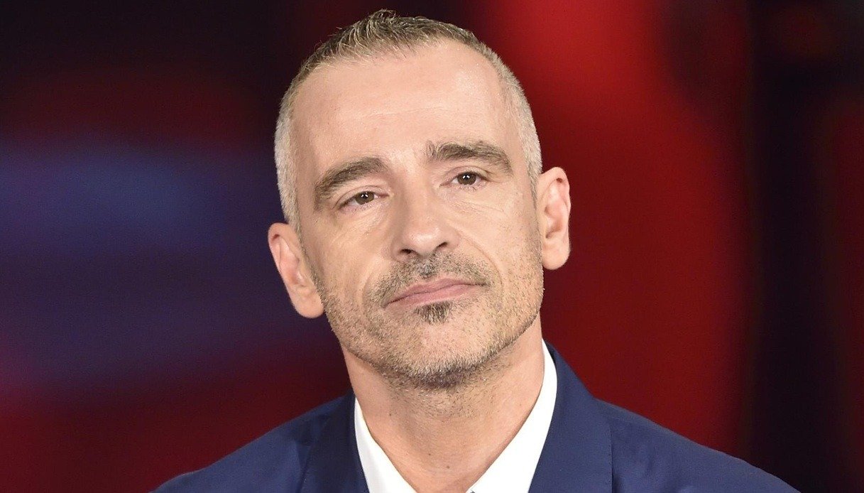 Eros Ramazzotti sottoposto a intervento alle corde vocali, tour americano rinviate a 2027