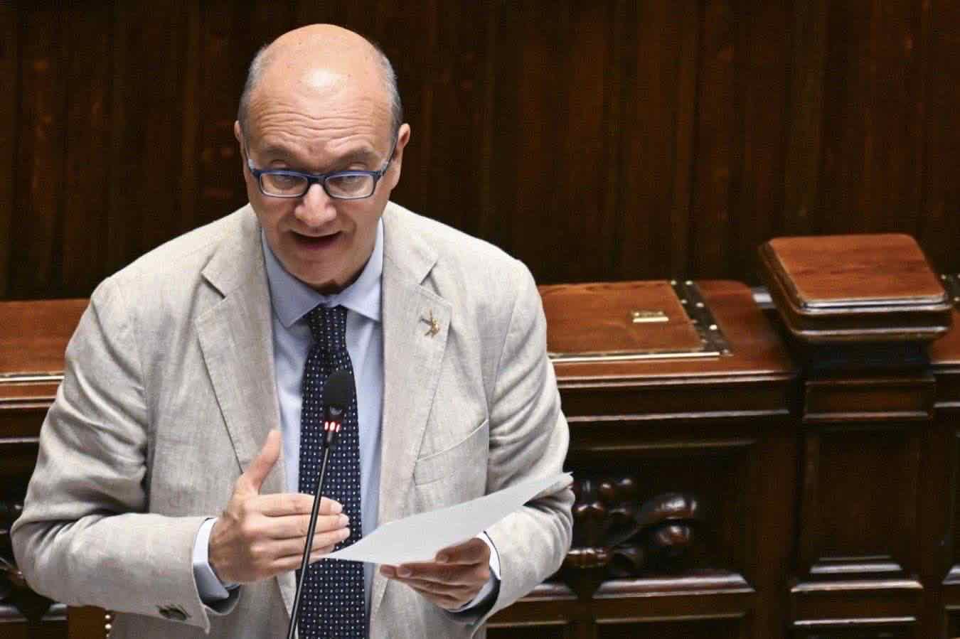 Giuseppe Valditara: italiano obbligatorio per i genitori degli studenti stranieri