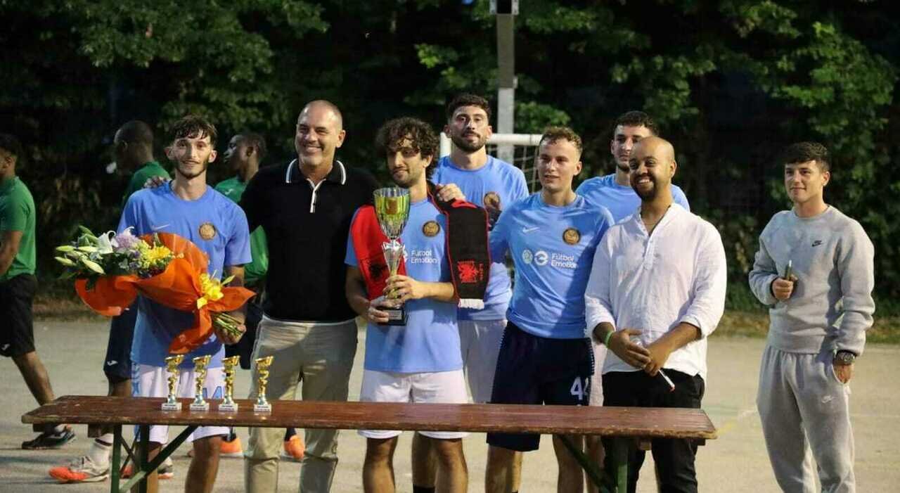 Ragazzi di Santa Bona riabilitano il campo: «Ora tutti possono giocare a calcio, magari tra noi c’è un futuro Cisse»