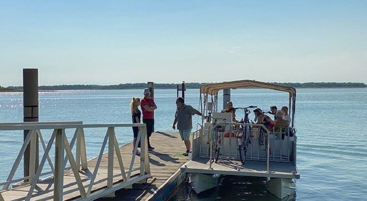 80enne buttato in acqua da tre ragazzi: «Non li perdono, mi avrebbero lasciato annegare»