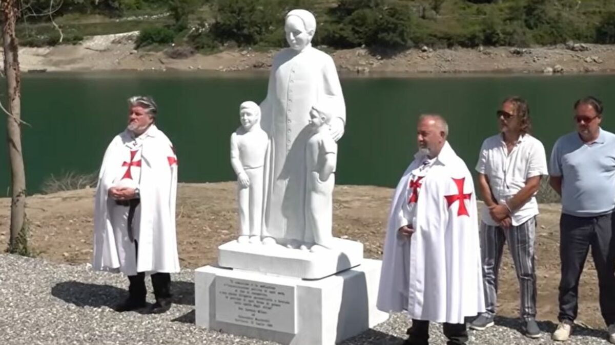 Una targa all’anticomunismo su una statua di don Milani finisce in tribunale