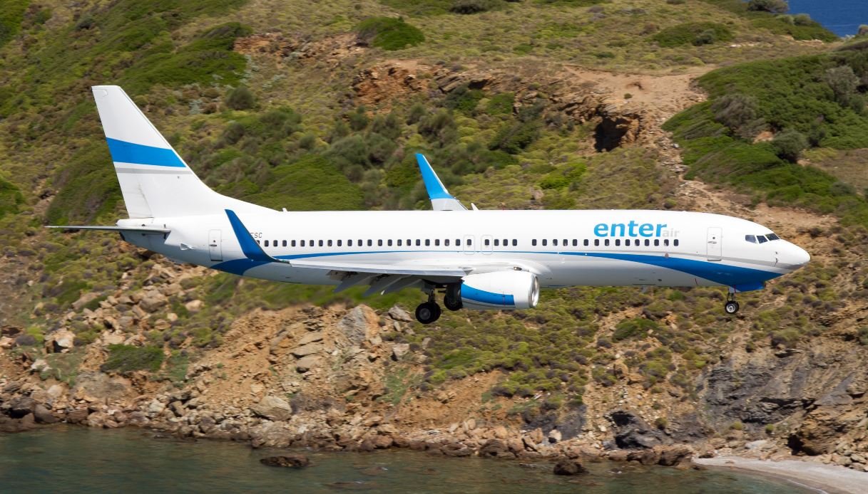 Turista italiana gravemente ferita a Skiathos per flusso d’aria da aereo in decollo