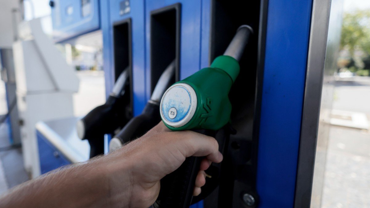 Prezzi carburanti in aumento, diesel a 3 euro: il caro energia costa 1,8 miliardi in più