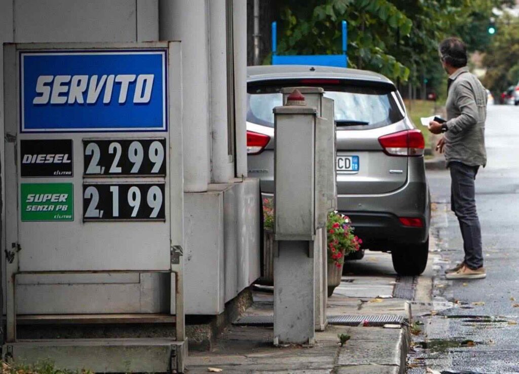 Il caro carburanti alimenta il dibattito sugli extraprofitti: chi guadagna e quanto si accumula