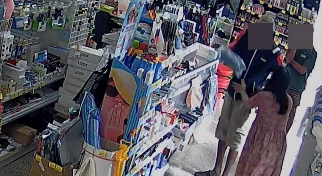 Furti e aggressioni al negozio di via Piave, titolare: «Non hanno paura delle forze dell’ordine»