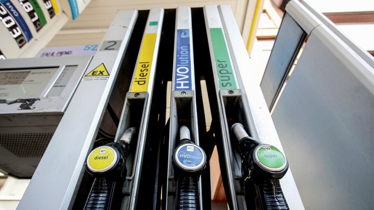 Prezzi carburanti in lieve calo su strade, salgono in autostrada