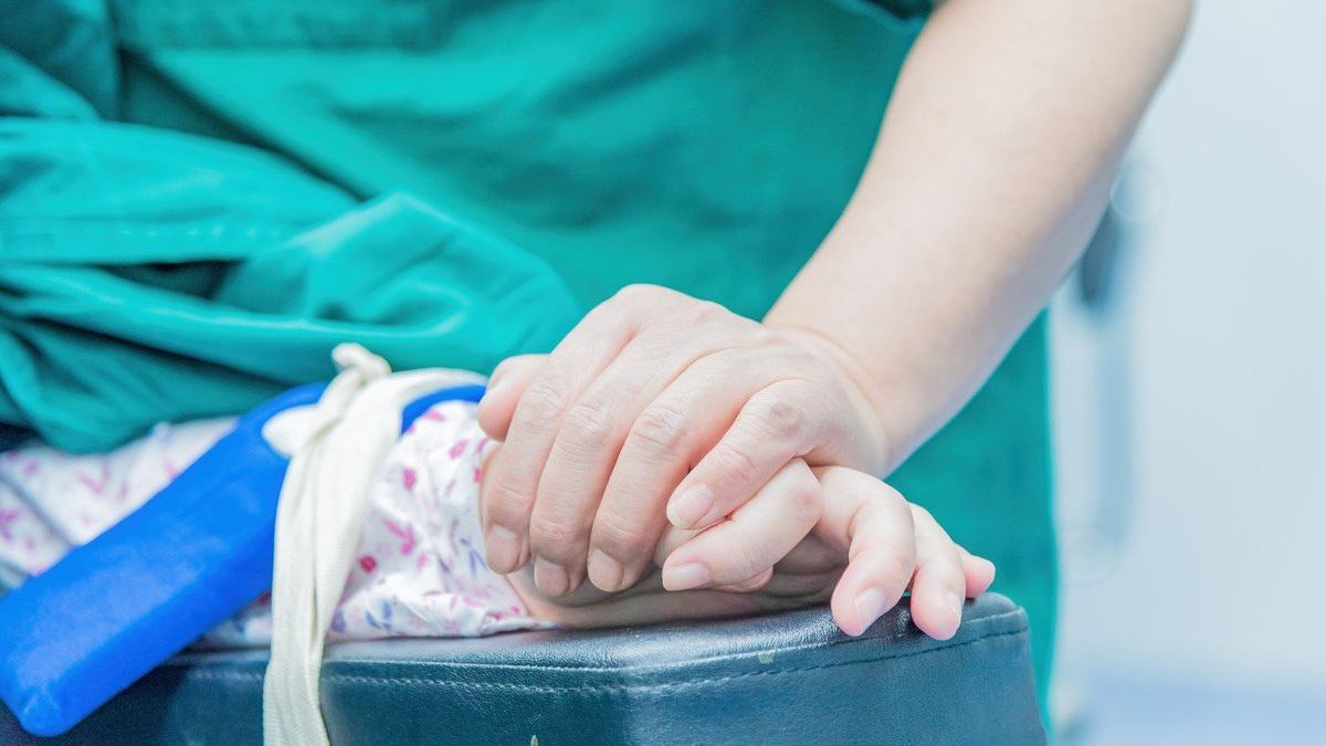 Bimba di 6 anni ferita da acquasantiera, operata a Bari: prognosi riservata