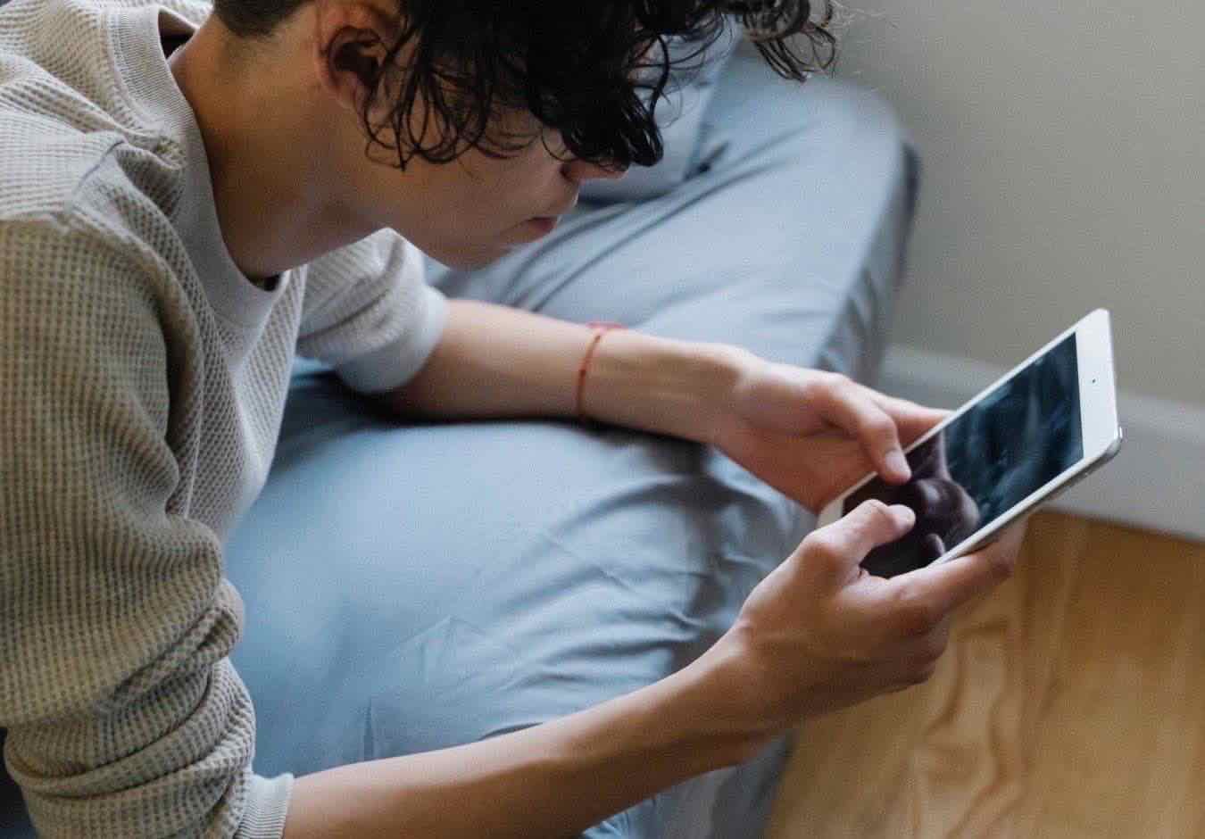 Meta e TikTok sotto accusa per dipendenza patologica tra i giovani, class action a Milano