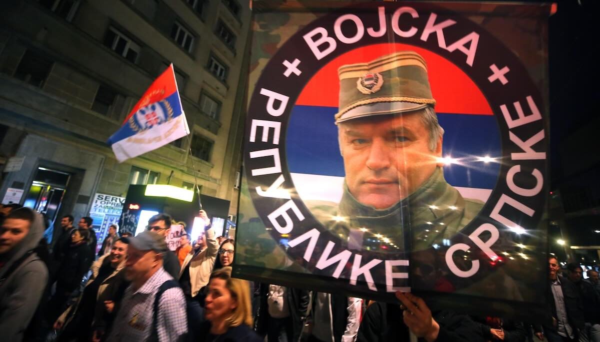 La Serbia concede onori militari a Mladic, ma Belgrado rimprovera l’Aja