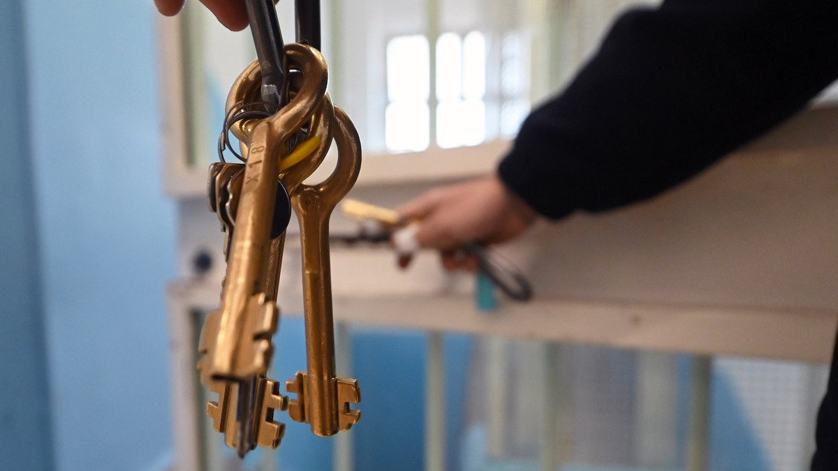 Detenuti in carcere di Siracusa protestano con lancio di calcinacci, 11 agenti feriti