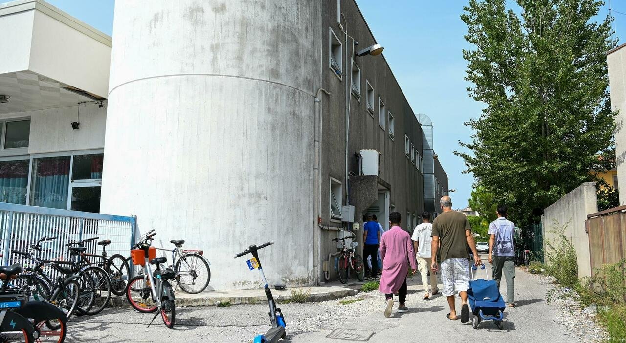 Moschea di via Linghindal a Mestre: comunità bengalesi chiede spazio per pregare, ma ordine di demolizione del 14 agosto