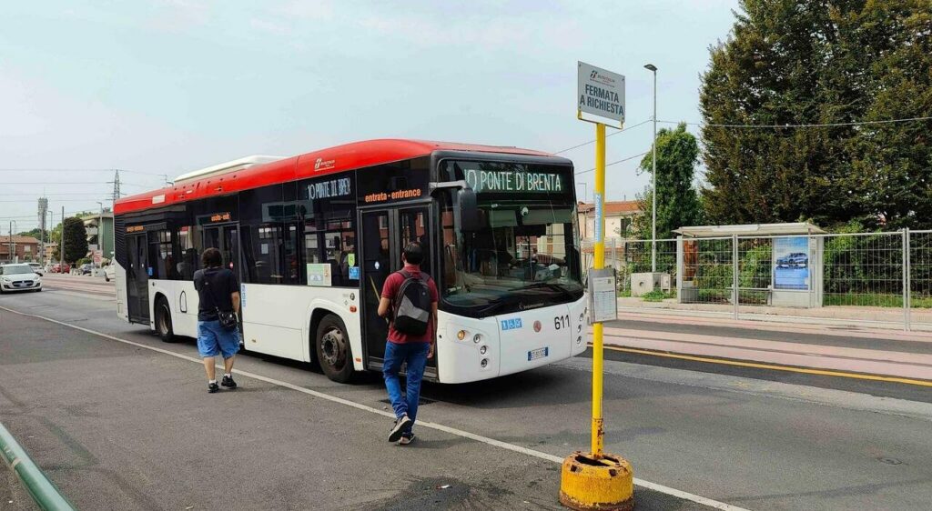 Autista blocca ubriaco con pugno dopo minaccia con bottiglia rotta a bordo bus