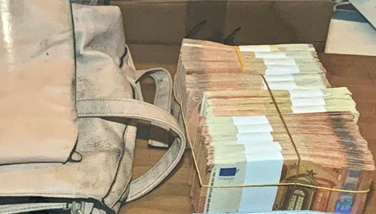Senzatetto di Belluno lancia 4mila euro in strada, polizia li recupera e li consegna al Comune