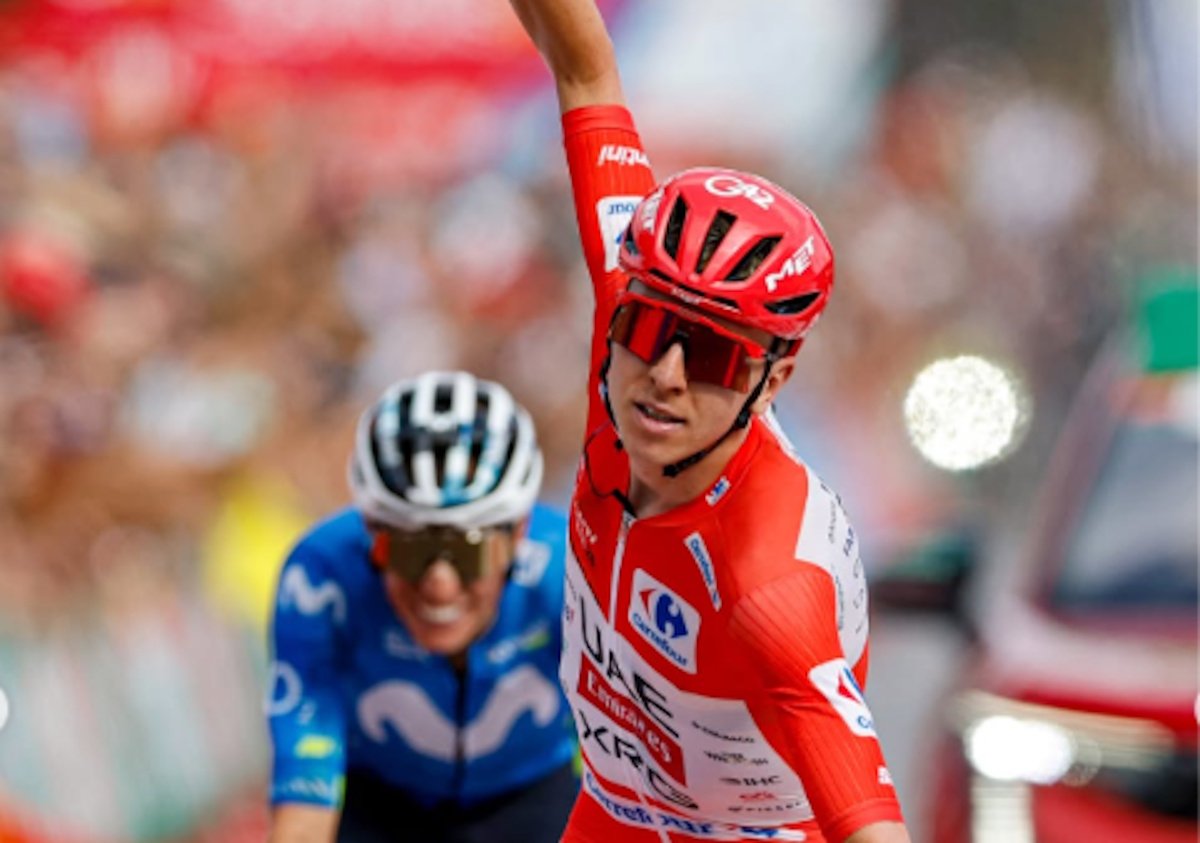 Pogacar si ritira dalla Vuelta 2026 dopo una brutta caduta, Mas prende la maglia rossa