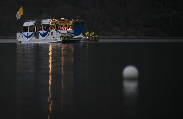 Papa Leone XIV: “L’odio e la violenza non portano nulla di buono” in battello sul lago Albano