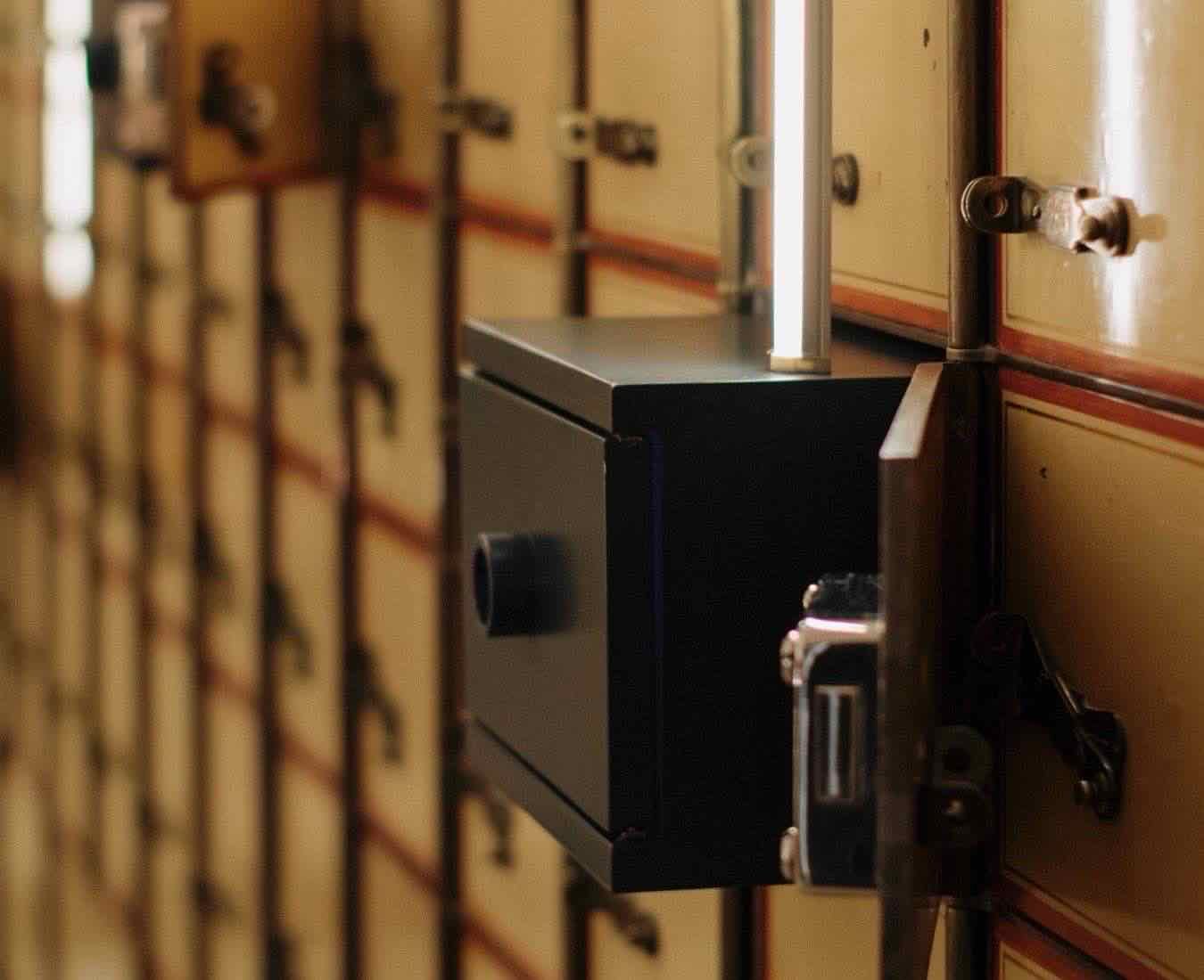 Furti da 15 milioni in banca: la banda tradita dai resti di cibo