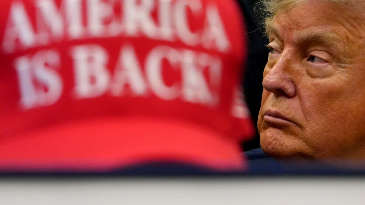 Trump, approvazione in calo a tre mesi dal midterm. Dall’Iran ai dazi, la lista dei fallimenti che indeboliscono il presidente