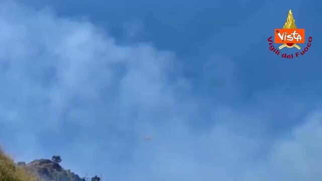 Incendio a Taormina, fiamme minacciano abitazioni e strade principali