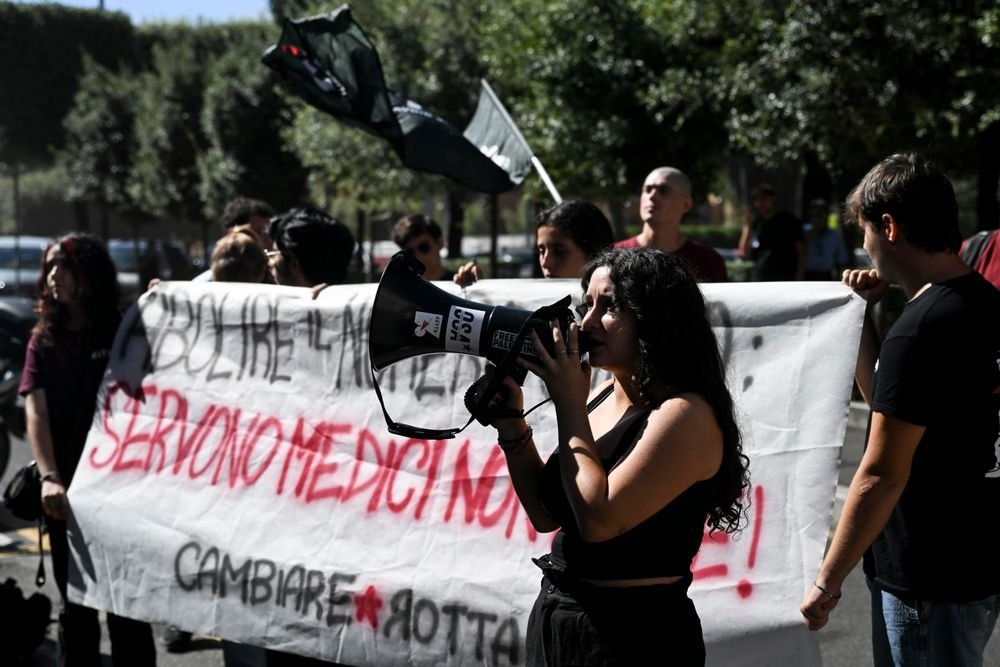 Semestre filtro per Medicina, proteste studentesche a Torino e Roma: “Basta Hunger Games”