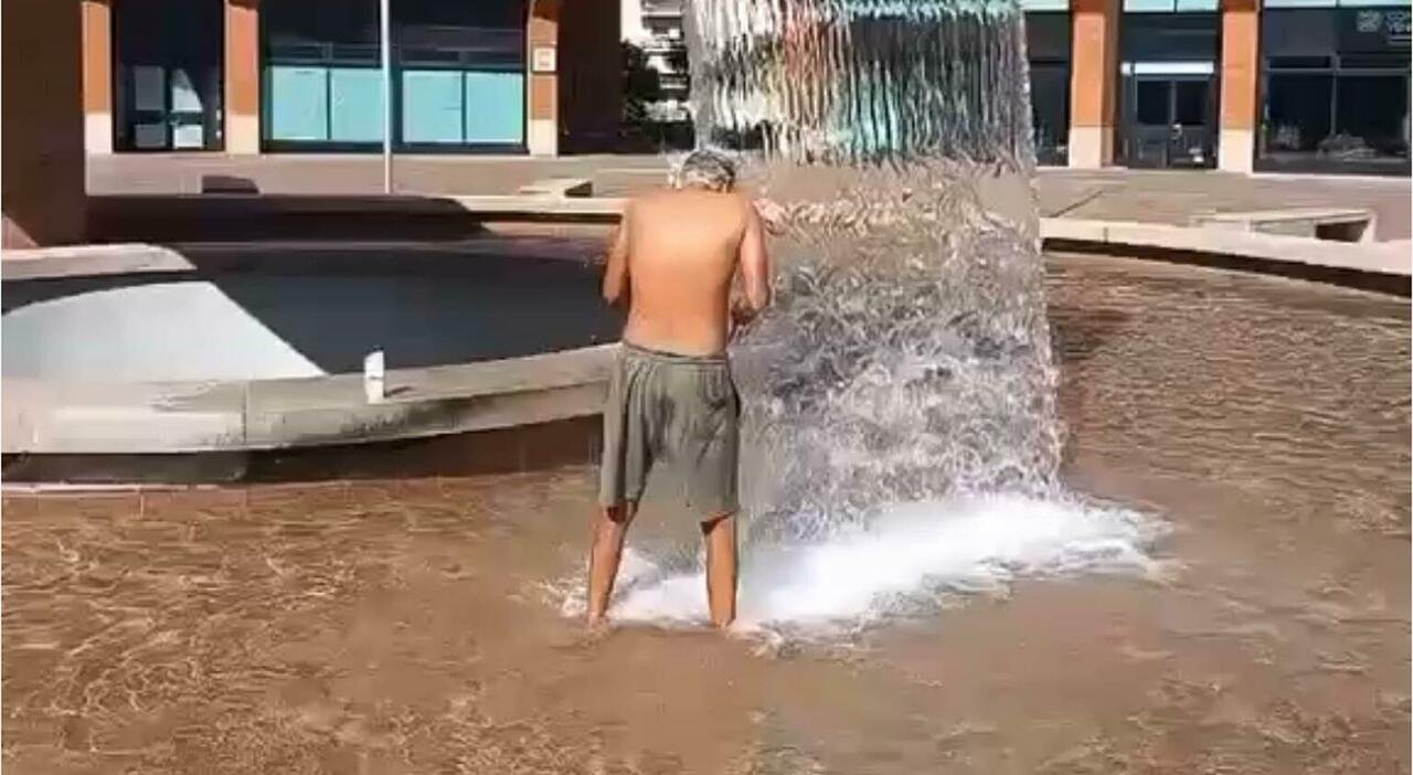 Fontana dell’Appiani usata come doccia da richiedenti asilo: residenti in rivolta