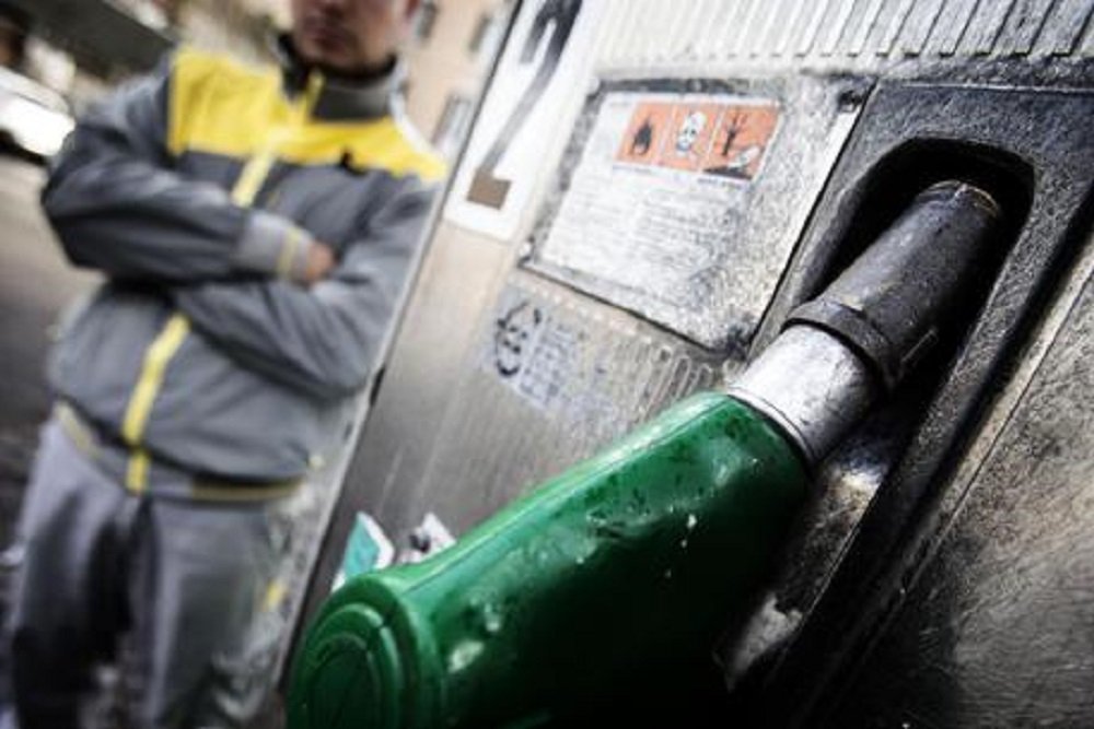 Caro benzina, il presidente Unem: «La colpa è delle troppe stazioni di servizio»