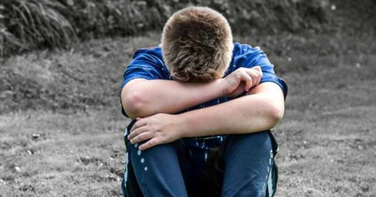 Violenze su bimbo autistico a scuola: audio registrato nei vestiti rivela minacce e maltrattamenti