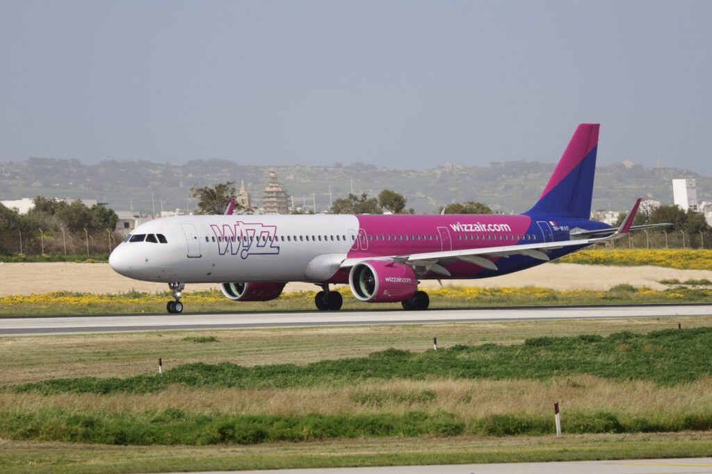 Wizz Air addebita 75 euro extra per bagaglio a bordo nonostante tariffa “Priority”