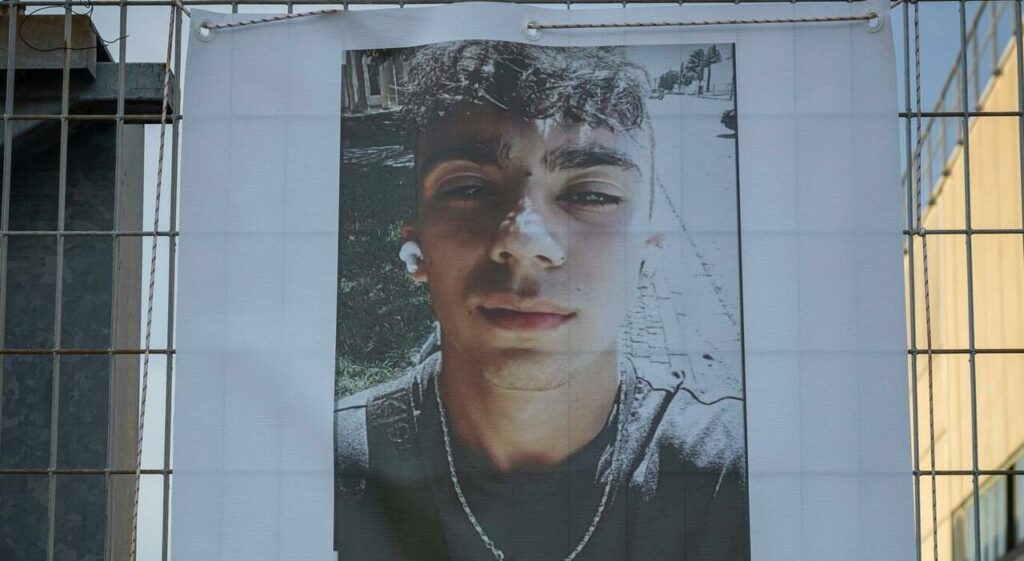 Rubati i lumini del cimitero, la madre di Daniel Tafa: «Non lo posso vedere al buio»