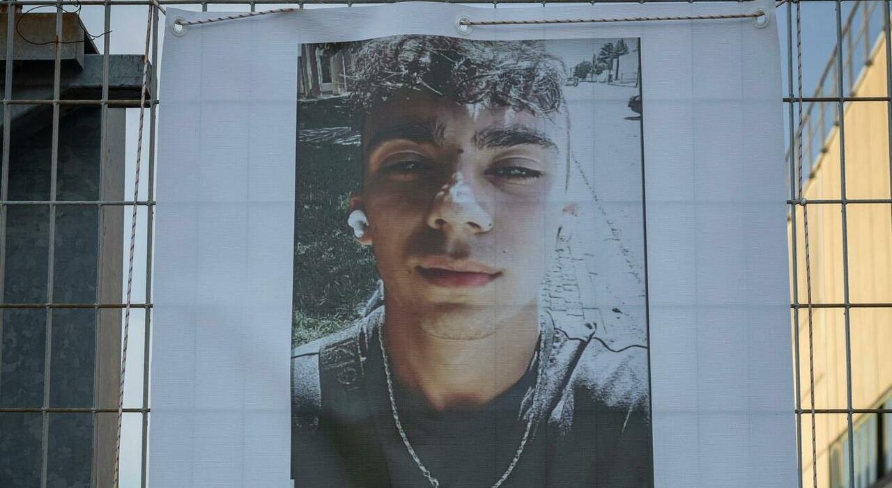 Rubati i lumini del cimitero, la madre di Daniel Tafa: «Non lo posso vedere al buio»