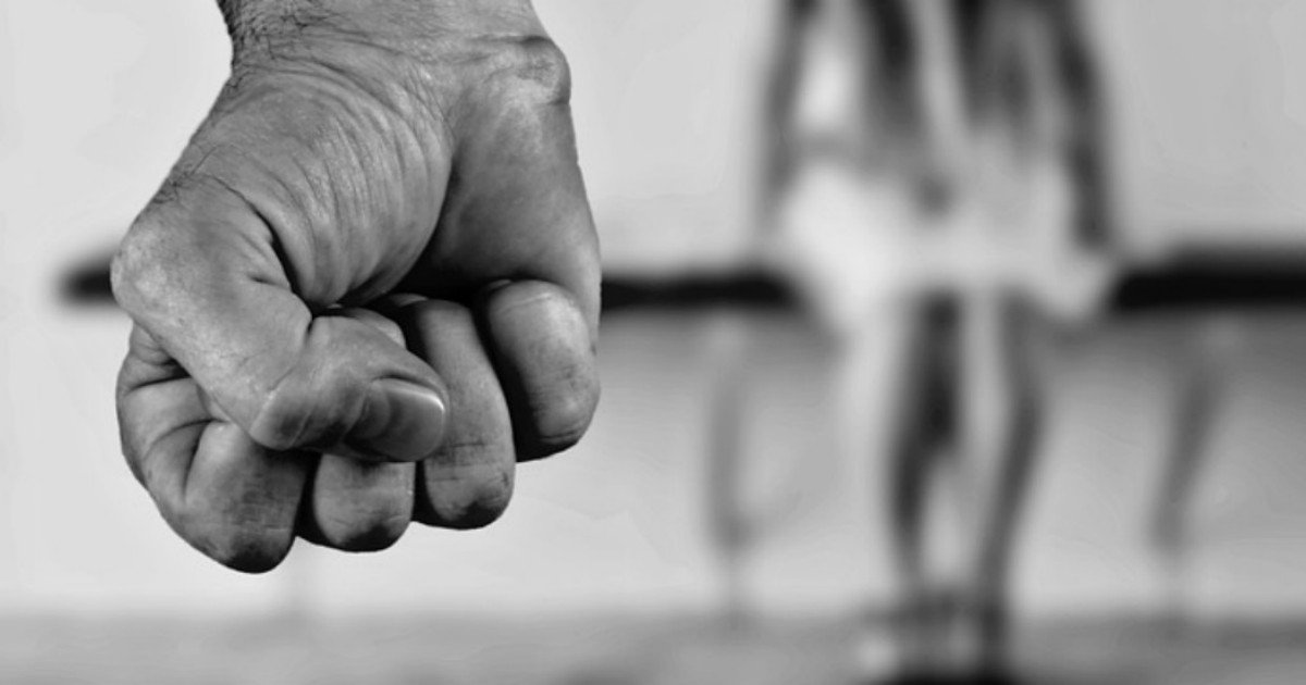 Violenze fisiche e psicologiche: uomo arrestato a Reggio Emilia per maltrattamenti contro la compagna