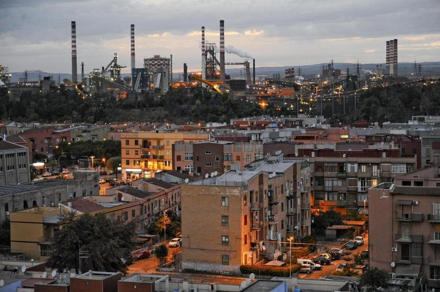 Licenziamenti collettivi per 2.500 lavoratori dell’indotto ex Ilva a Taranto. I sindacati: “Rischio bomba sociale”