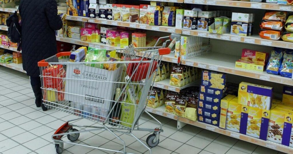 Consumi italiani in calo a luglio, dieta forzata e tensioni sui prezzi pesano sui familiari